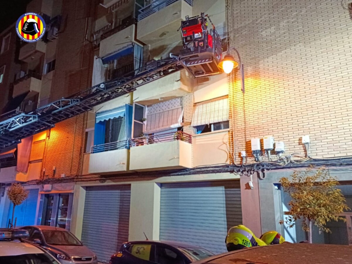 Los bomberos intervienen en un incendio de una vivienda en Quart de Poblet
